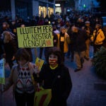Varias personas durante una manifestación contra el establecimiento de un 25% de castellano en las escuelas catalanas