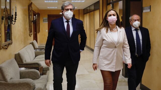 La delegada del Gobierno en Castilla y León, Virginia Barcones, se reúne con el presidente de la CEOE Castilla y León, Santiago Aparicio, y con miembros de la junta directiva de la organización empresarial