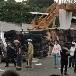 Rescatistas y autoridades trabajan en la zona del accidente de un camión donde viajaban migrantes, en el municipio Chiapa de Corzo, estado de Chiapas. (México)