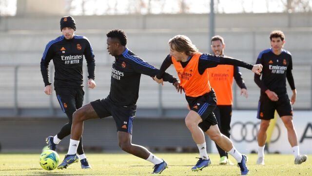 Vinicius y Modric, en un entrenamiento del Real Madrid