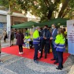 El consejero de Salud, Juan José Pedreño, visitó el punto móvil de vacunación para primeras dosis frente al coronavirus y realización de test de antígenos instalado en la ciudad de Murcia.