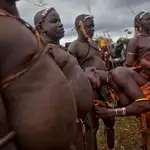 Los Bodi tienen un día al año donde se realiza un concurso para premiar al que tenga la barriga más voluminosa, quien se convertirá en rey del pueblo
