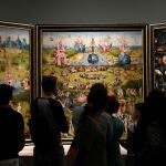 Visitantes observan El jardín de las Delicias, de El Bosco, en el Museo del Prado | Fuente: Víctor Lerena