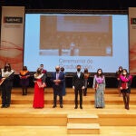 El rector y Ángel Expósito con los alumnos con los mejores expedientes
