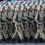 Soldados del Ejército Chino de Liberación Popular antes de un desfile militar en la plaza Tiananmen en Beijing (China).