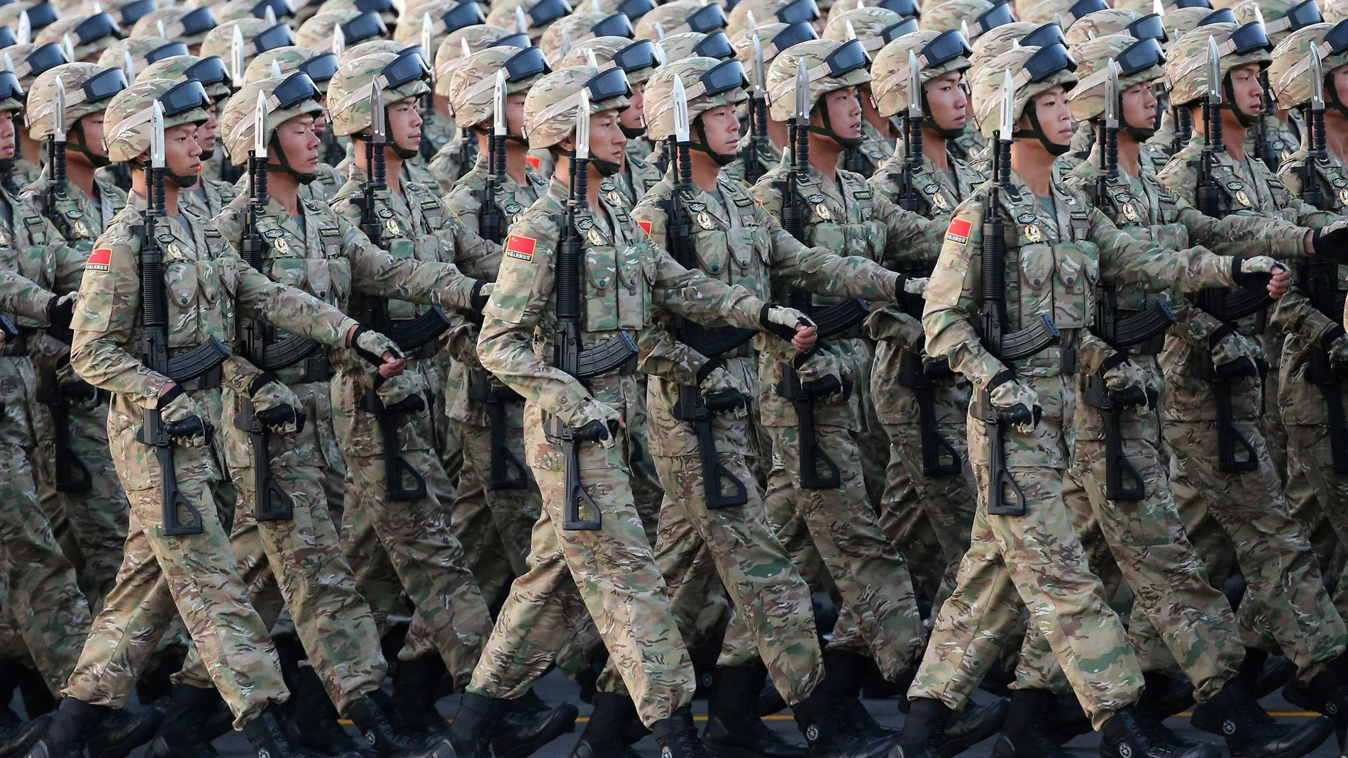 Soldados del Ejército Chino de Liberación Popular antes de un desfile militar en la plaza Tiananmen en Beijing (China).