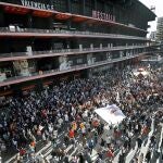 La manifestación organizada contra la gestión económica y deportiva de Peter Lim, máximo accionista del valencia CF