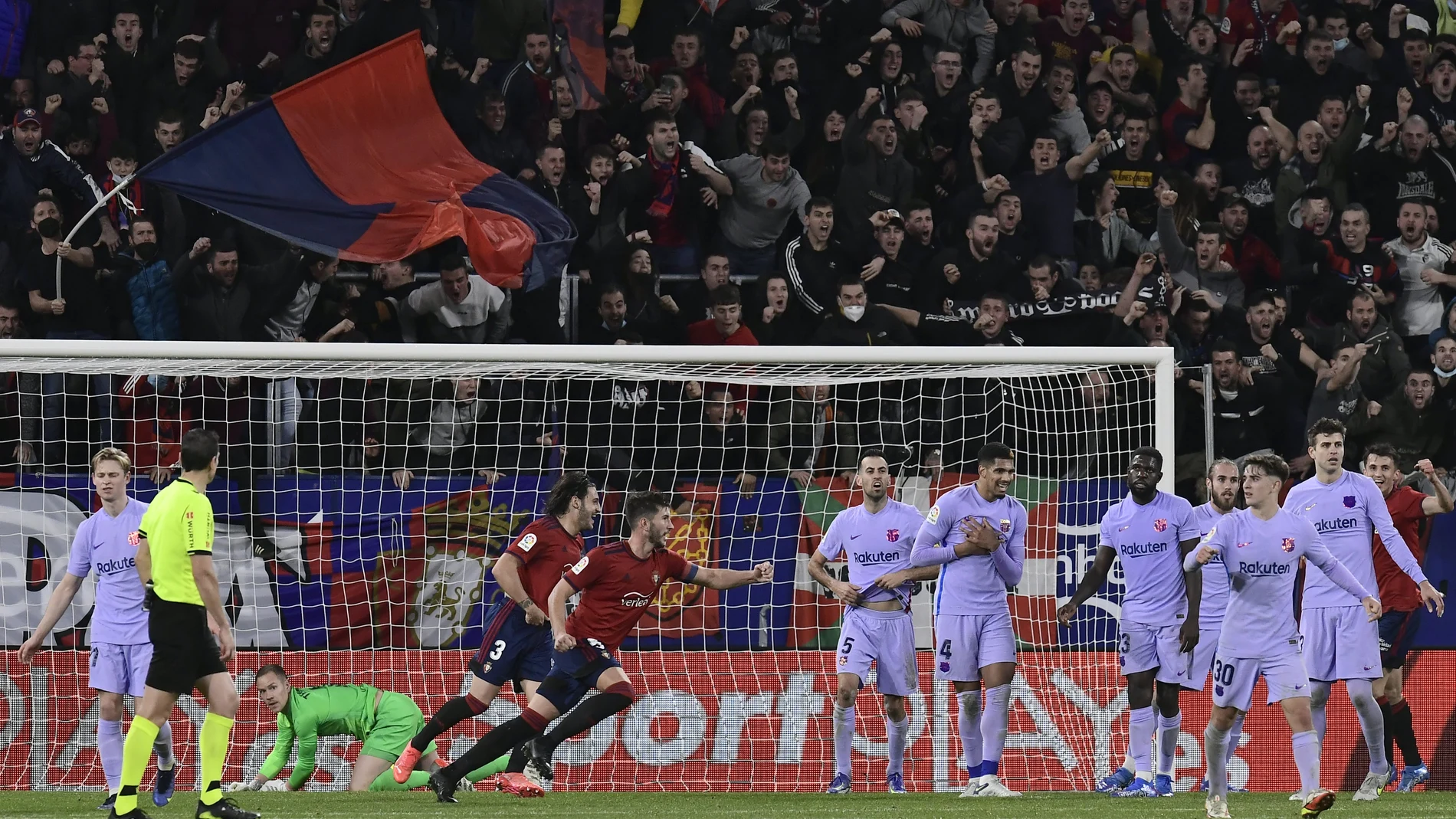 Los jugadores de Osasuna celebran un gol ante el Barcelona