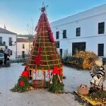 Uno de los adornos de ganchillo que llenan todos los rincones de Castaño del Robledo (Huelva). EFE/Fermín Cabanillas