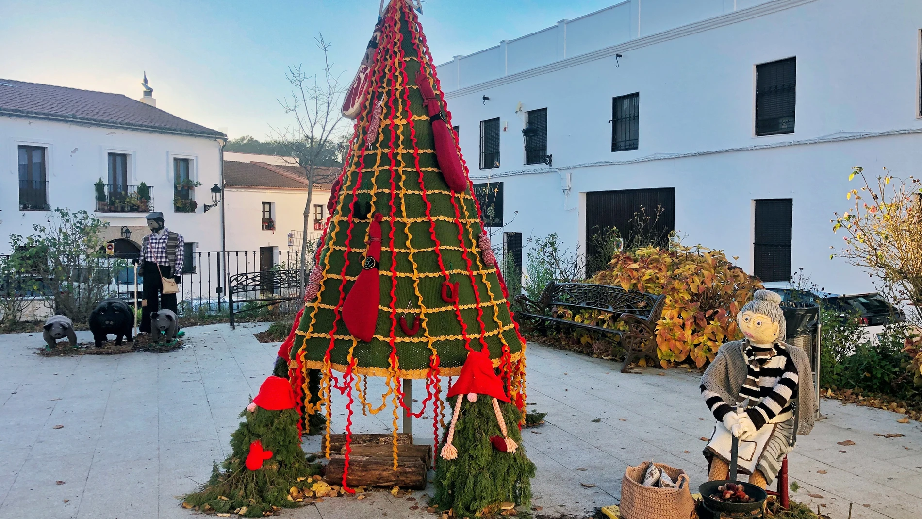 Uno de los adornos de ganchillo que llenan todos los rincones de Castaño del Robledo (Huelva). EFE/Fermín Cabanillas