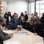 El presidente de la Asociación de Hoteles de Valladolid, Francisco Posada, y la directora de la Escuela de Profesionales Alcazarén, Nieves García, suscriben el acuerdo de colaboración