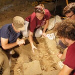 Equipo de campo en la excavación de la cueva de Liguria (Italia)