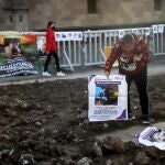 MEX580. CIUDAD DE MÉXICO (MÉXICO), 13/12/2021.- Familiares de personas desaparecidas colocan tierra y fotografías de sus seres queridos, simulando fosas clandestinas, como protesta hoy, afuera del Palacio Nacional, en Ciudad de México (México). Familias mexicanas de personas desaparecidas recrearon este lunes fosas clandestinas en el Zócalo de Ciudad de México, frente al Palacio Nacional, para protestar por la impunidad y la falta de investigaciones. EFE/ Madla Hartz