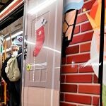 Vista del tren de la línea 6 de metro de Madrid decorado con motivos navideños.