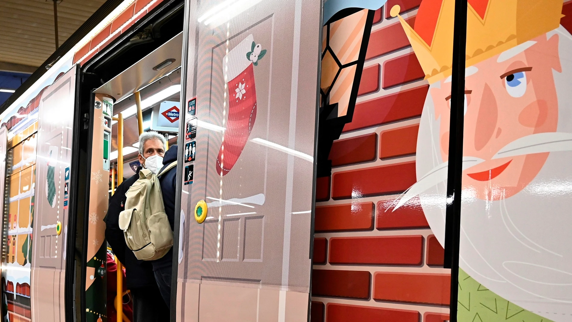 Vista del tren de la línea 6 de metro de Madrid decorado con motivos navideños.