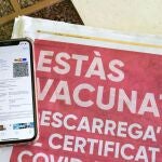 Detalle de un certificado covid en un smartphone, en una cafetería