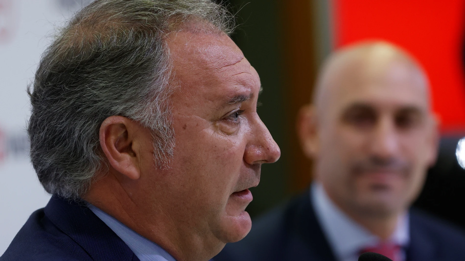 El excolegiado sevillano Luis Medina Cantalejo durante su presentación como nuevo presidente del Comité Técnico de Árbitros (CTA), este lunes en Madrid. EFE/ J.J.Guillen