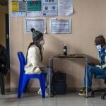 Gente esparando para recibir la vacuna frente a la covid en Soweto's Baragwanath Hospital, en Surádfrica.