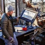 El abogado Bo Neeley rescata su licencia de abogado de su despacho destruido en Mayfield, Kentucky