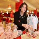Aline Finat montando el mercadillo solidario de La Orden de Malta.