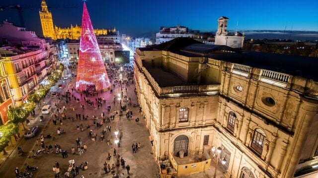El árbol de Navidad con luces LED más grande de Europa, situado en la plaza de San Francisco de Sevilla la pasada Navidad. EFE/ Raúl Caro.