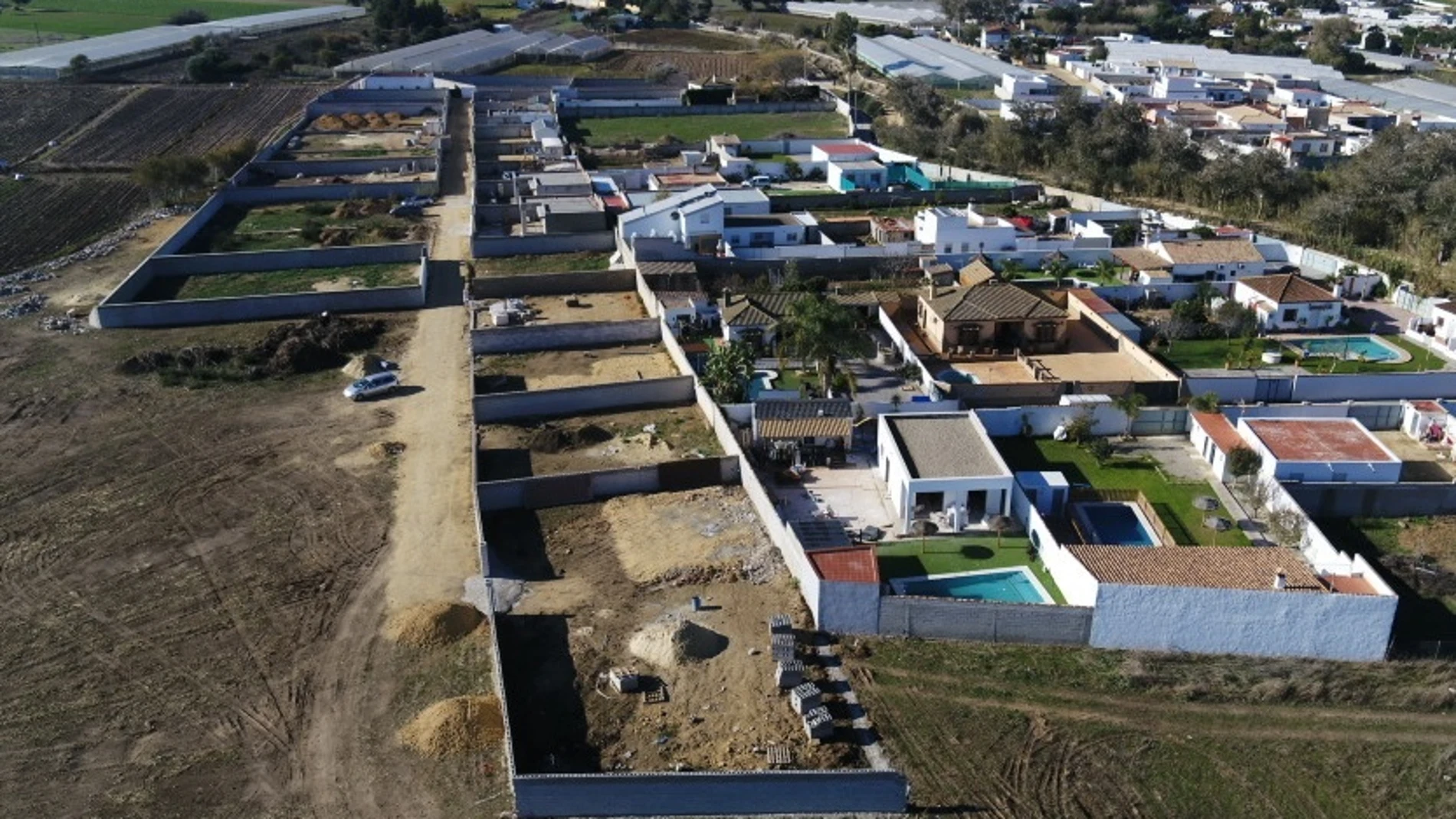 Una urbanización precintada en Barbate.JUNTA DE ANDALUCÍA