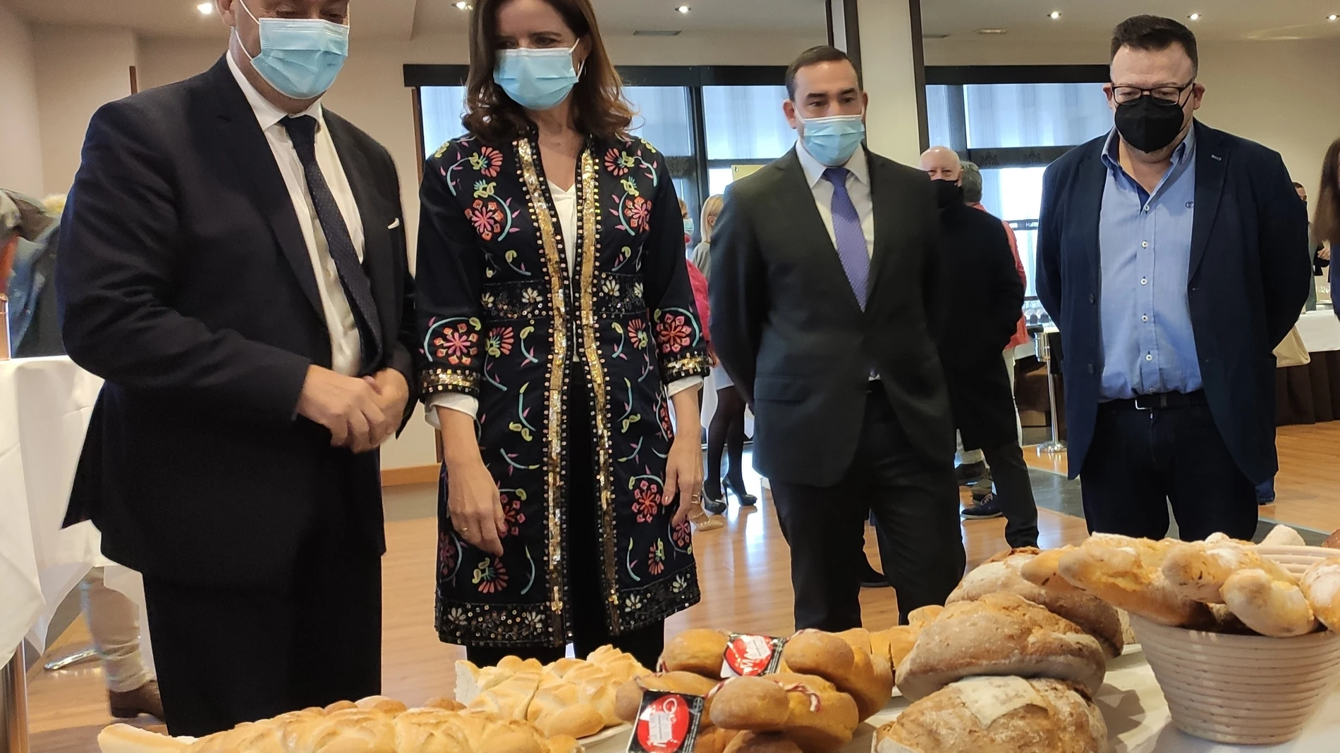 La consejera Ana Carlota Amigo en su visita a la actividad de un curso del Ecyl en Salamanca