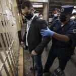 Ricardo Alberto Martinelli, el hijo del expresidente de Panamá, es chequeado por la Policía a su llegada a una audiencia en Ciudad de Guatemala