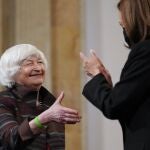 La secretaria del Tesoro, Janet Yellen, junto a la vicepresidenta Kamala Harris