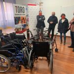 El presidente de la Diputación de Zamora, Francisco José Requejo; el presidente del Consejo Regulador de la DO Toro, Felipe Nalda; el secretario provincial de Cruz Roja, Fernando López; entre otros, entregan el material