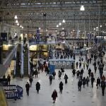 Hora punta de la mañana en la estación de tren de Waterloo en Londres