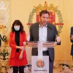 El alcalde de Valladolid, Óscar Puente; la concejala de Cultura y Turismo, Ana Redondo; el vicepresidente primero de la Diputación, Víctor Alonso; y el presidente del Concurso Mundial de Bruselas, Baudouin Havaux, firman el convenio para la celebración del Rosé Selection by Concours Mondial de Bruxelles en 2022