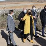 La delegada del Gobierno en Castilla y León, Virginia Barcones, acompañada por el subdelegado del Gobierno en Soria, Miguel Latorre, visita las obras del camino natural de la antigua línea ferroviaria Santander-Mediterráneo, entre Valcorba y Ciria, que acaba de concluir el Gobierno de España.