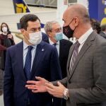 El presidente de la Junta de Andalucía, Juanma Moreno (PP) (i), conversa con el que será el próximo alcalde de Sevilla a partir de enero, Antonio Muñoz (PSOE) y le ha deseado "toda la suerte del mundo en esa nueva andadura". EFE/Julio Muñoz