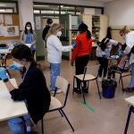 Personal sanitario vacuna a dos menores de 12 años durante la primera fase de la vacunación pediátrica