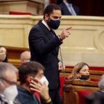 El líder de Vox en el Parlament, Ignacio Garriga, hace una pregunta durante la sesión de control al President