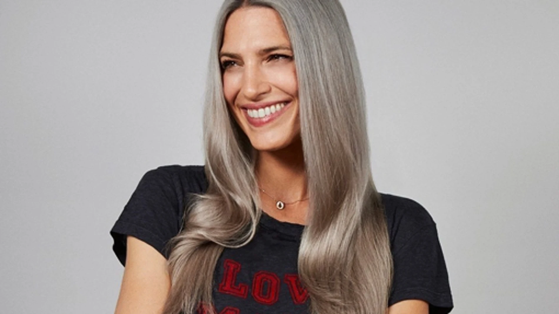 Laura Sánchez con melena gris.