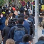 Varias decenas de personas hacen cola este miércoles en el centro de vacunación del Ayuntamiento de Murcia para que les administren la vacuna contra el Covid