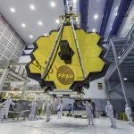 Telescopio James Webb levantado por una grúa en el Goddard Space Flight Center (Laura Betz/NASA via AP, File)