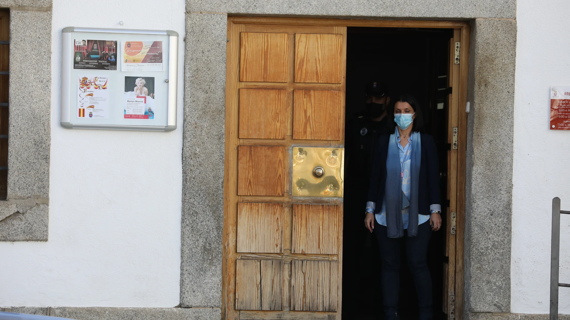 La alcaldesa de San Martín de Valdeiglesias, María Mercedes Zarzalejo, sale del Ayuntamiento