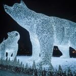 Escultura navideña de osos polares en Moscú, Rusia, en pleno avance de la pandemia