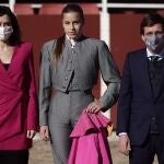 (I-D) La presidenta de la Comunidad de Madrid, Isabel Díaz Ayuso; la torera Olga Mendoza y el alcalde de Madrid, José Luis Martínez-Almeida, durante una visita a la escuela regional de tauromaquia ‘José Cubero Yiyo’, a 16 de diciembre de 2021, en Madrid (España). Esta escuela de tauromaquia inicia su actividad en la Venta del Batán tras el cierre en 2015 de la escuela Marcial Lalanda, que estaba en esas mismas instalaciones. La apertura de esta nueva escuela es fruto de un acuerdo entre la Comunidad y el Ayuntamiento de Madrid.16 DICIEMBRE 2021;TAUROMAQUIA;TOROS;POLÍTICA;MADRIDEduardo Parra / Europa Press16/12/2021