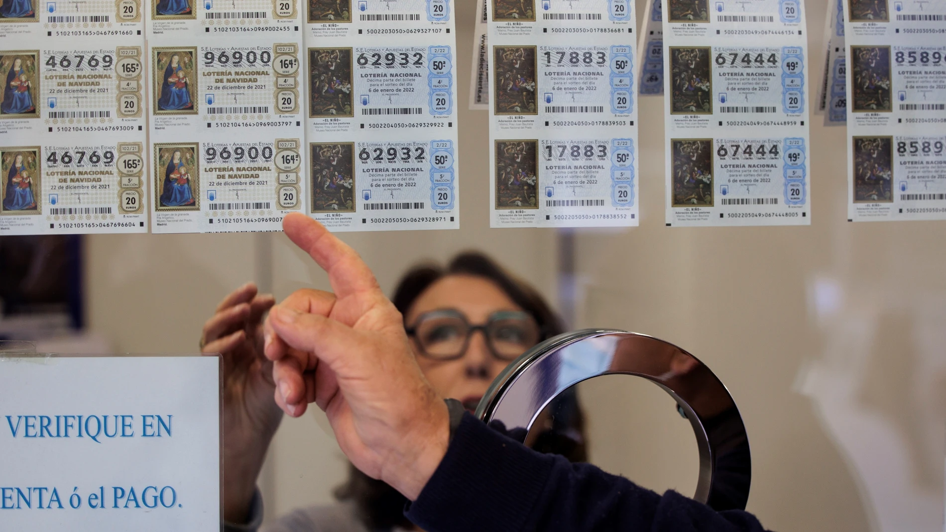 El primer premio de la Lotería de Navidad 2024 es de cuatro millones de euros, y las personas buscan hasta trucos matemáticos o expertos de la estadística para comprar el décimo ganador de "El Gordo"