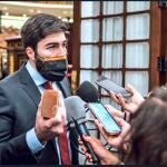 El diputado y vicesecretario de comunicación de Vox, Manuel Mariscal con uno de los ladrillos que les lanzaron los radicales en el mitin de Vallecas