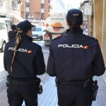 Dos agentes patrullan por una calle de Valencia