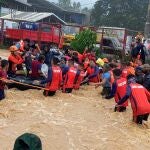 Caraga (Philippines), 16/12/2021.- A handout picture made available by the Philippine Coast Guard (PCG) shows PCG personnel conducting a rescue mission on flood-affected residents in the typhoon-hit city of Cagayan de Oro, southern Philippines, 16 December 2021. According to the state weather bureau's latest advisory on 16 December, the center of Typhoon Rai hit land in Siargao island which was packing maximum sustained winds of 185 kilometers per hour with gusts of up to 230 kilometers per hour. (Filipinas) EFE/EPA/PCG / HANDOUT HANDOUT EDITORIAL USE ONLY/NO SALES HANDOUT EDITORIAL USE ONLY/NO SALES