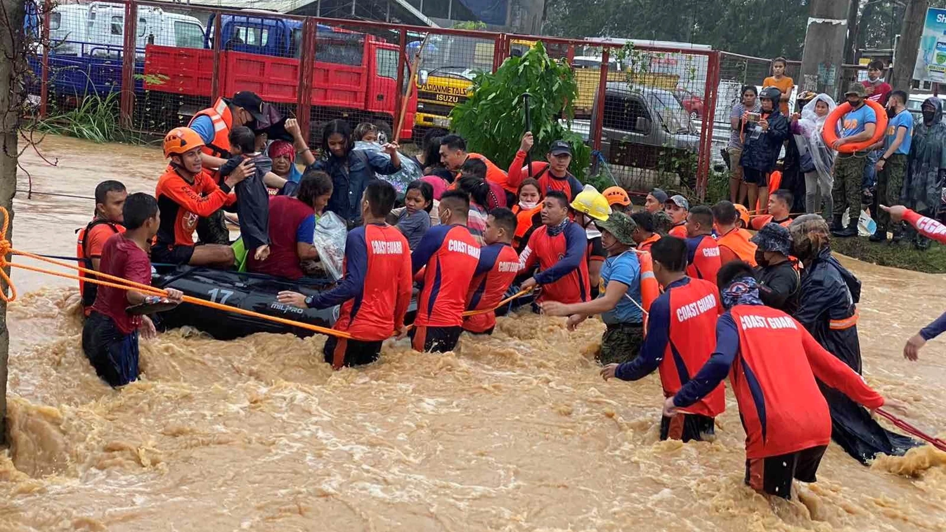 Caraga (Philippines), 16/12/2021.- A handout picture made available by the Philippine Coast Guard (PCG) shows PCG personnel conducting a rescue mission on flood-affected residents in the typhoon-hit city of Cagayan de Oro, southern Philippines, 16 December 2021. According to the state weather bureau's latest advisory on 16 December, the center of Typhoon Rai hit land in Siargao island which was packing maximum sustained winds of 185 kilometers per hour with gusts of up to 230 kilometers per hour. (Filipinas) EFE/EPA/PCG / HANDOUT HANDOUT EDITORIAL USE ONLY/NO SALES HANDOUT EDITORIAL USE ONLY/NO SALES