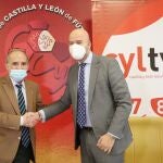El director general de Radio Televisión de Castilla y León, Jorge Losada, y el presidente de la Federación de Castilla y León de Fútbol, Marcelino S. Maté, suscriben un acuerdo de colaboración