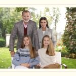 Los Reyes Don Felipe y Doña Letizia felicitan la Navidad junto a sus hijas la Princesa Leonor y la Infanta Sofía