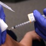 Un niño es vacunado contra el coronavirus